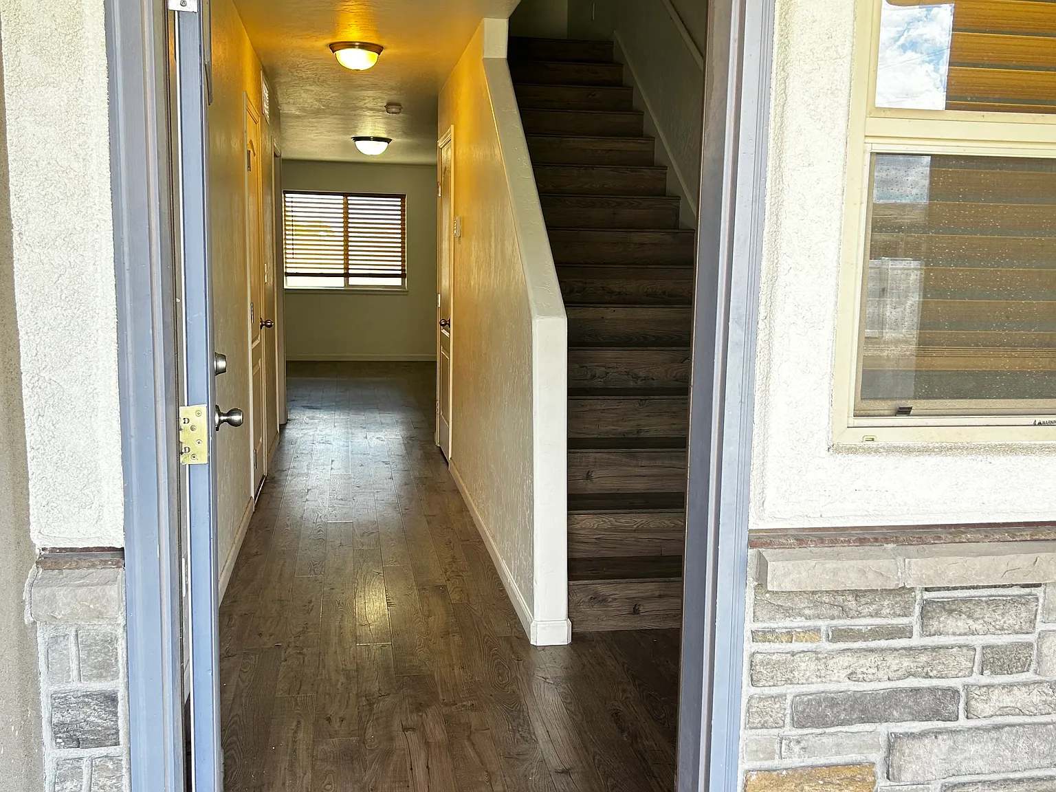 3 bed, 2.5 bath, 1367 sqft, $2,050 — Photo 2