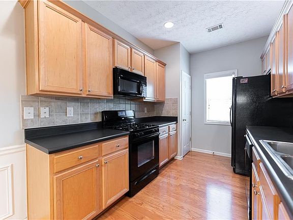 5th image of 440 Lantern Wood Dr