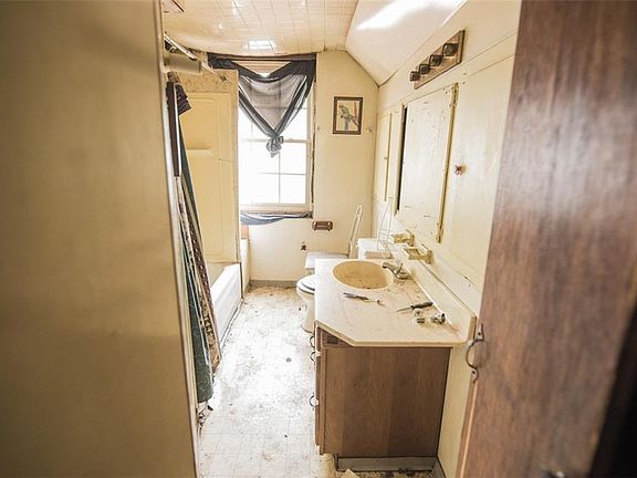 4th image of 1521 Ringgold Ave