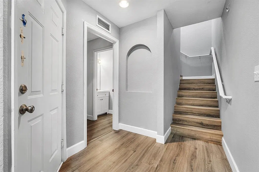 3 bed, 1277 sqft, $2,300 — Photo 3