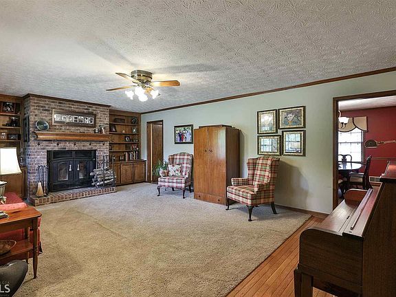 4th image of 150 Redwood Cir