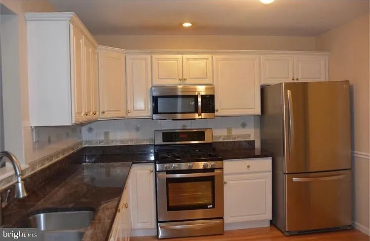 3 bed, 2.5 bath, 2062 sqft, $3,000 — Photo 2