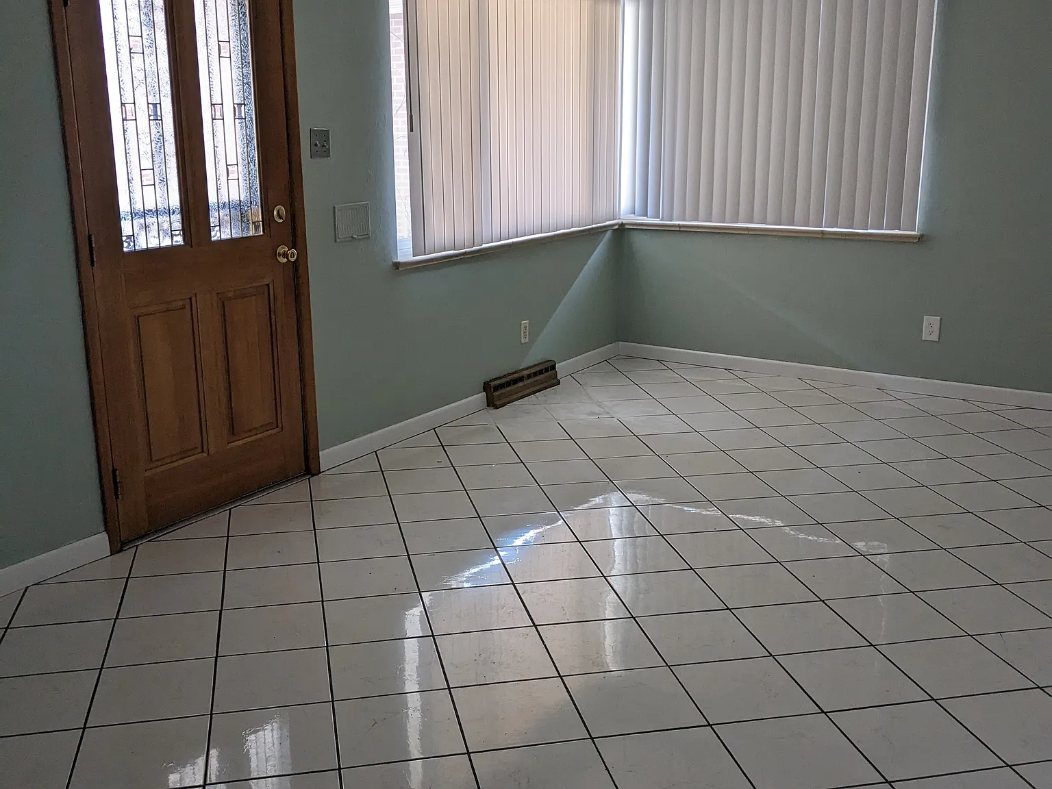 3 bed, 1.5 bath, 2200 sqft, $2,500 — Photo 2