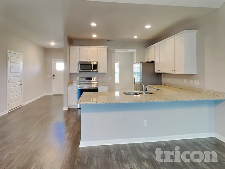 1022 Cyril Dr — Photo 5