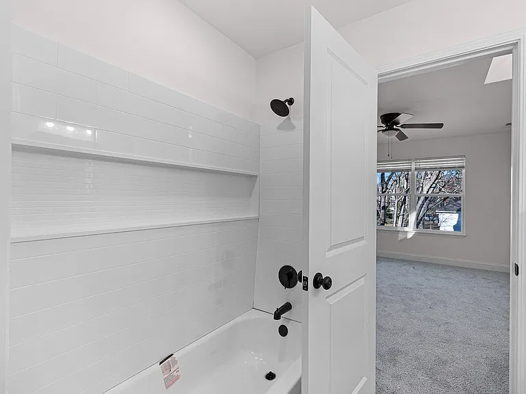111 Williams St #B — Photo 9