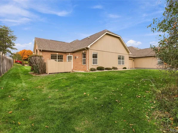 614 Perry Creek Dr #7, Grand Blanc, MI 48439