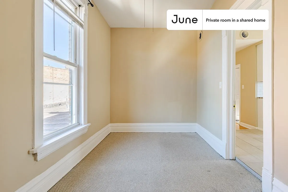 Building Photo - 1214 N Damen Ave #A