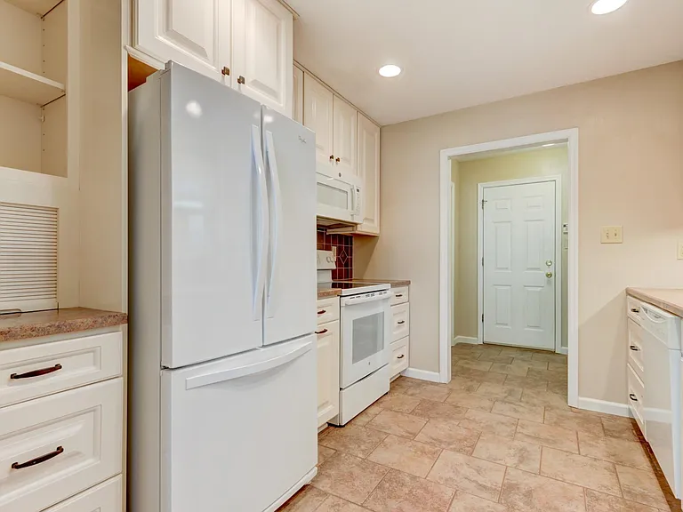 800 Black Rock Cir — Photo 4