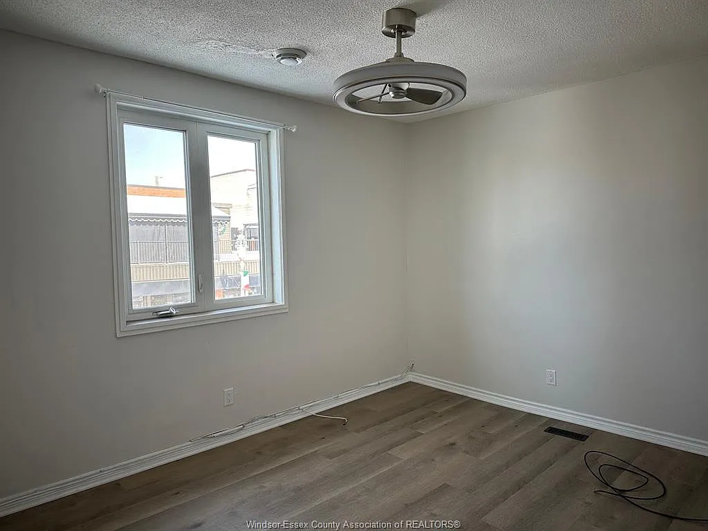 Building Photo - 809 Erie St E #1