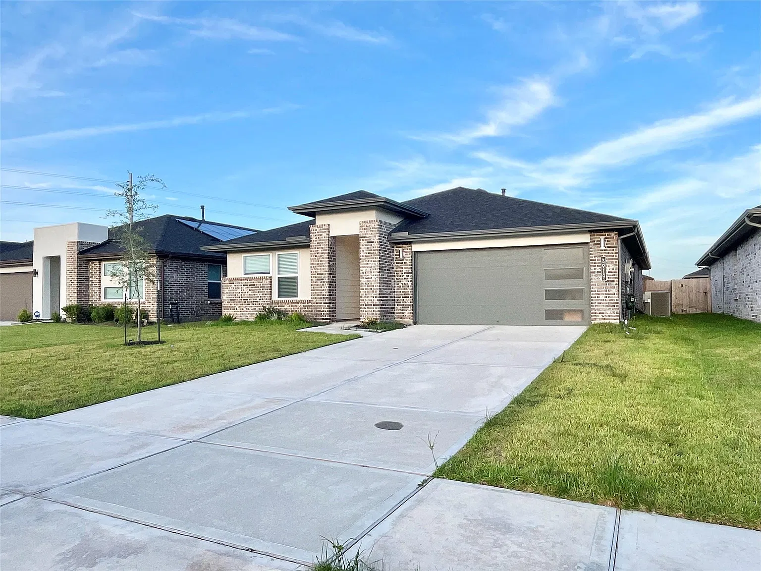 4 bed, 2.0 bath, 2056 sqft, $2,350 — Photo 2