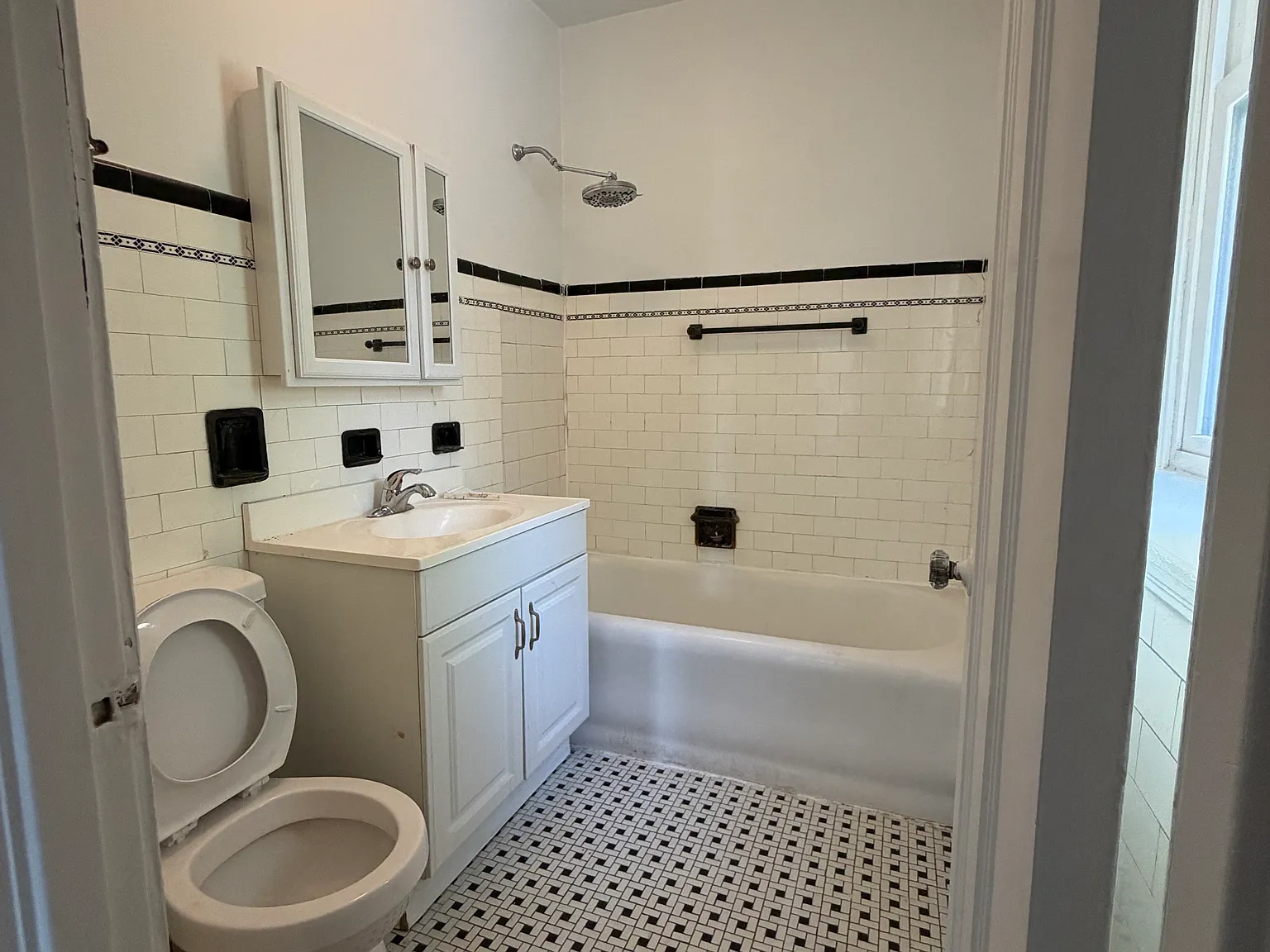 2 bed, 1250 sqft, $1,750 — Photo 2
