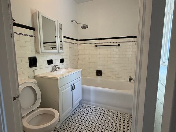 2nd image of 3314 W Balmoral Ave #2