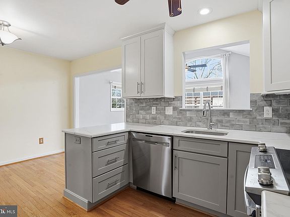 5th image of 562 Whitney Rd