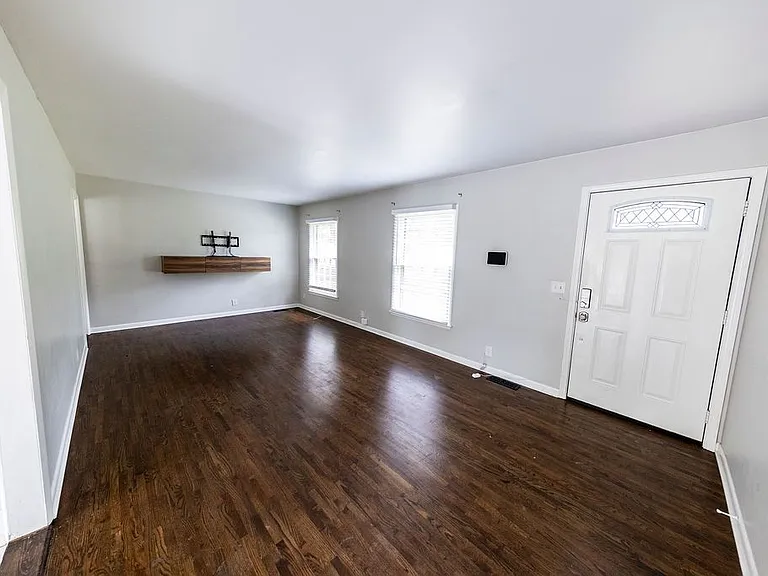 205 Lady Marion Dr — Photo 5