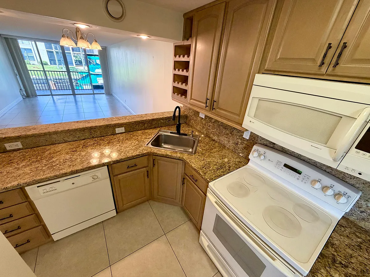 Building Photo - 6 Royal Palm Way #102