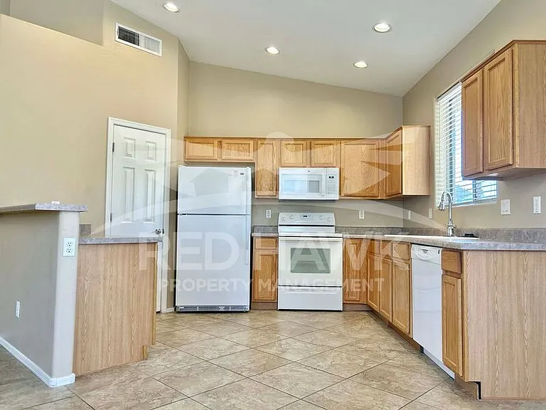6660 E Roland St — Photo 5