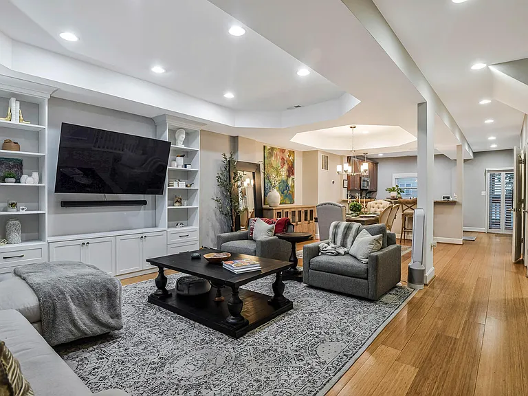 821 Madison St NW — Photo 1