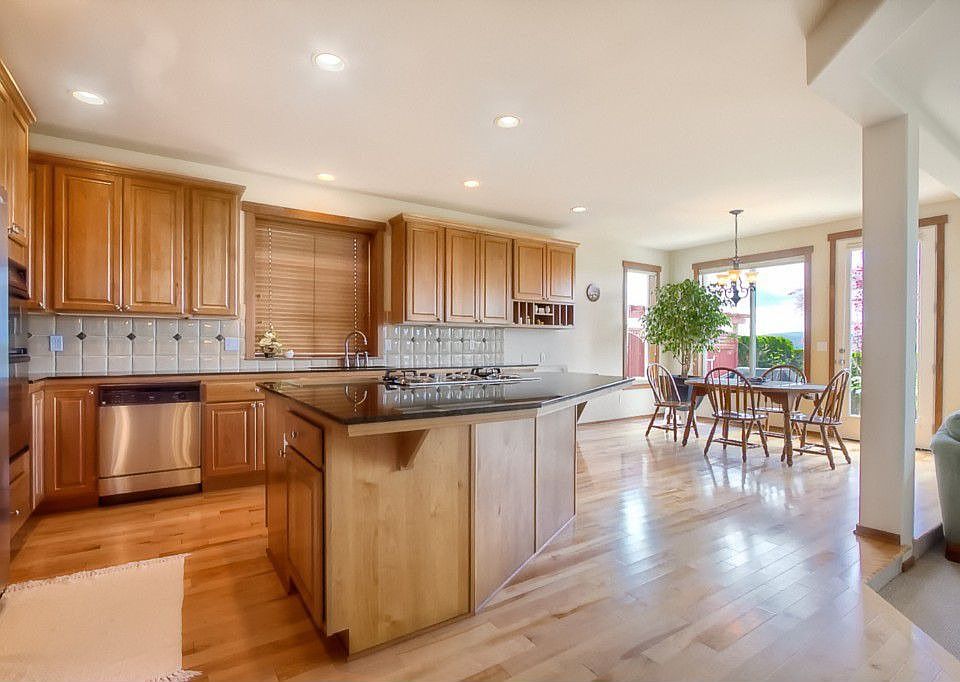 2nd image of 2421 34th Ave NE