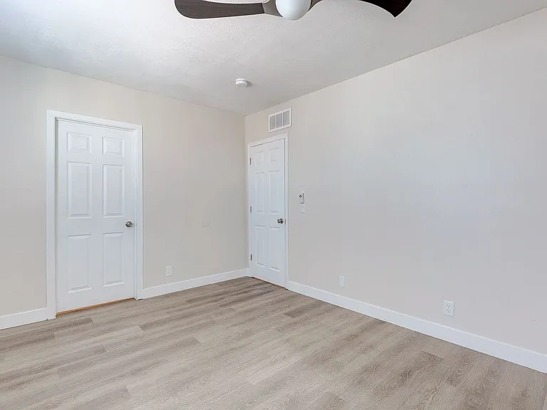 471 Jefferson Blvd — Photo 10