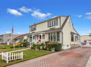 721 Arlington Dr, Seaford, NY 11783