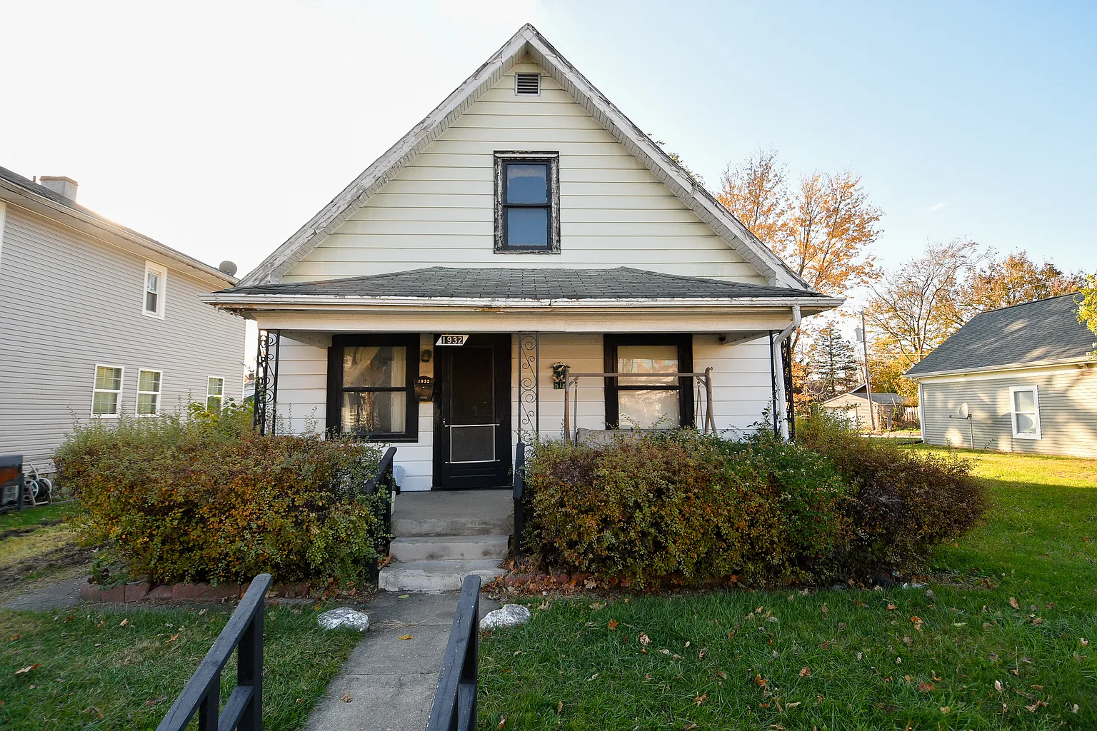 1932 N Parker Ave photo 1