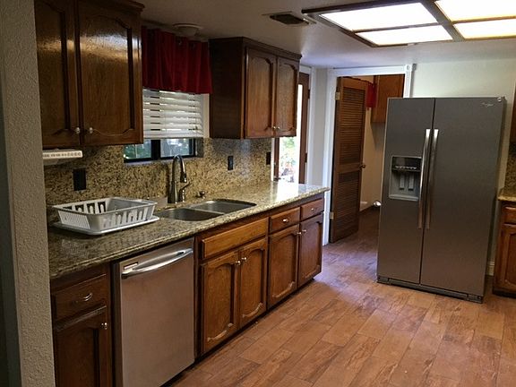 Large Kitchen w/new appliances