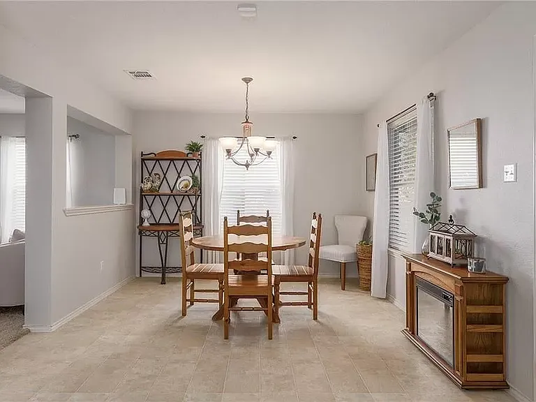 1422 Davis Mountain Loop — Photo 5