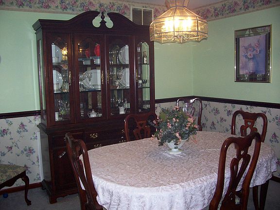 ELEGANT DINING ROOM