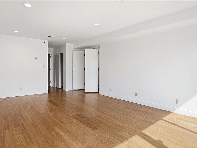 100 Cuttermill Rd #4M — Photo 12
