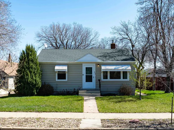 432 20th St NW, Minot, ND 58703