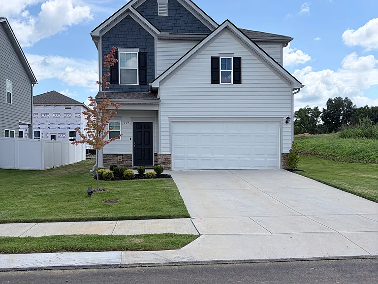 225 Hillview Ave — Photo 1