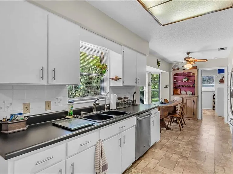 331 Burke Rd — Photo 10