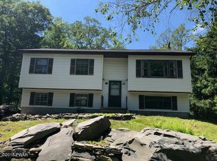 270 Hummingbird Trl, Bushkill, PA 18324