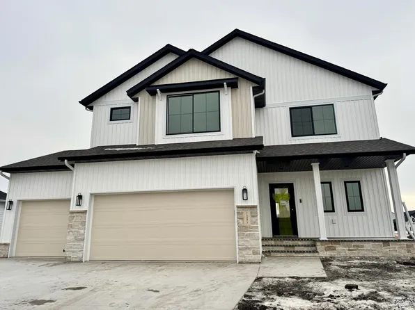 1097 Hickory Ln, West Fargo, ND 58078