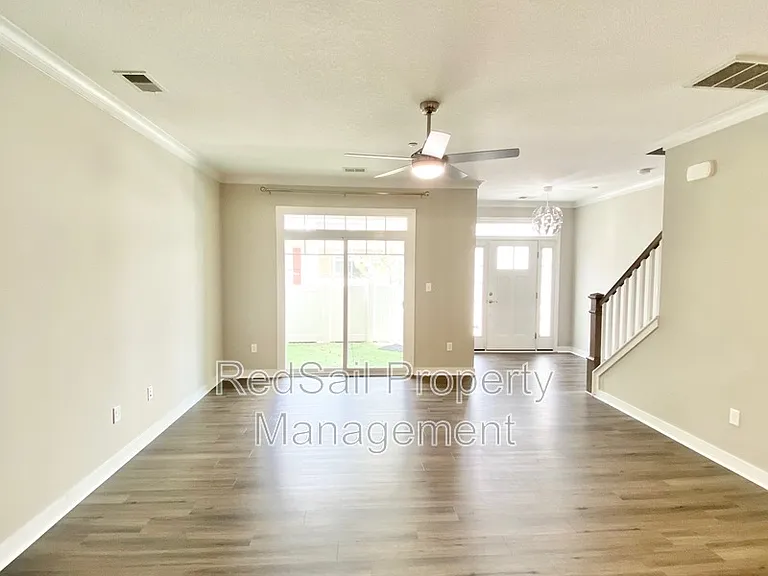 208 Fishers Ct — Photo 6