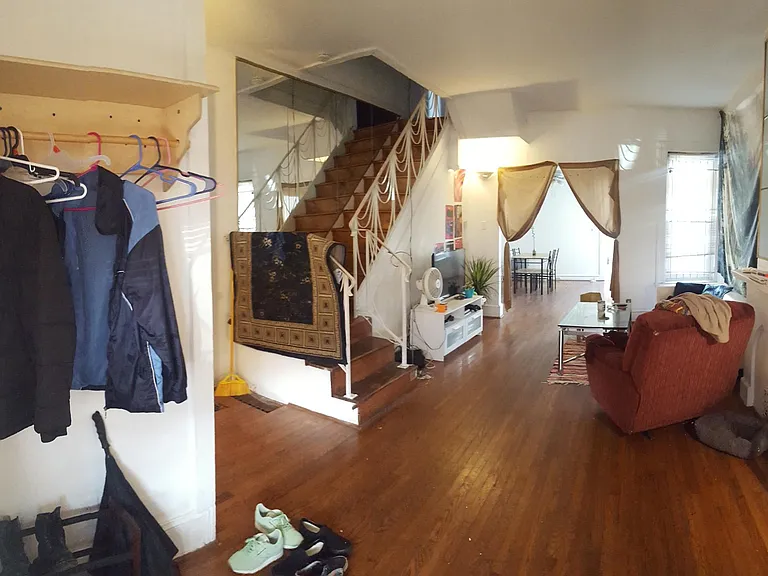 1613 Fontain St — Photo 3