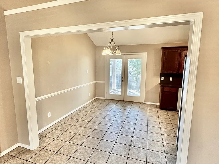 604 Harris Dr — Photo 3