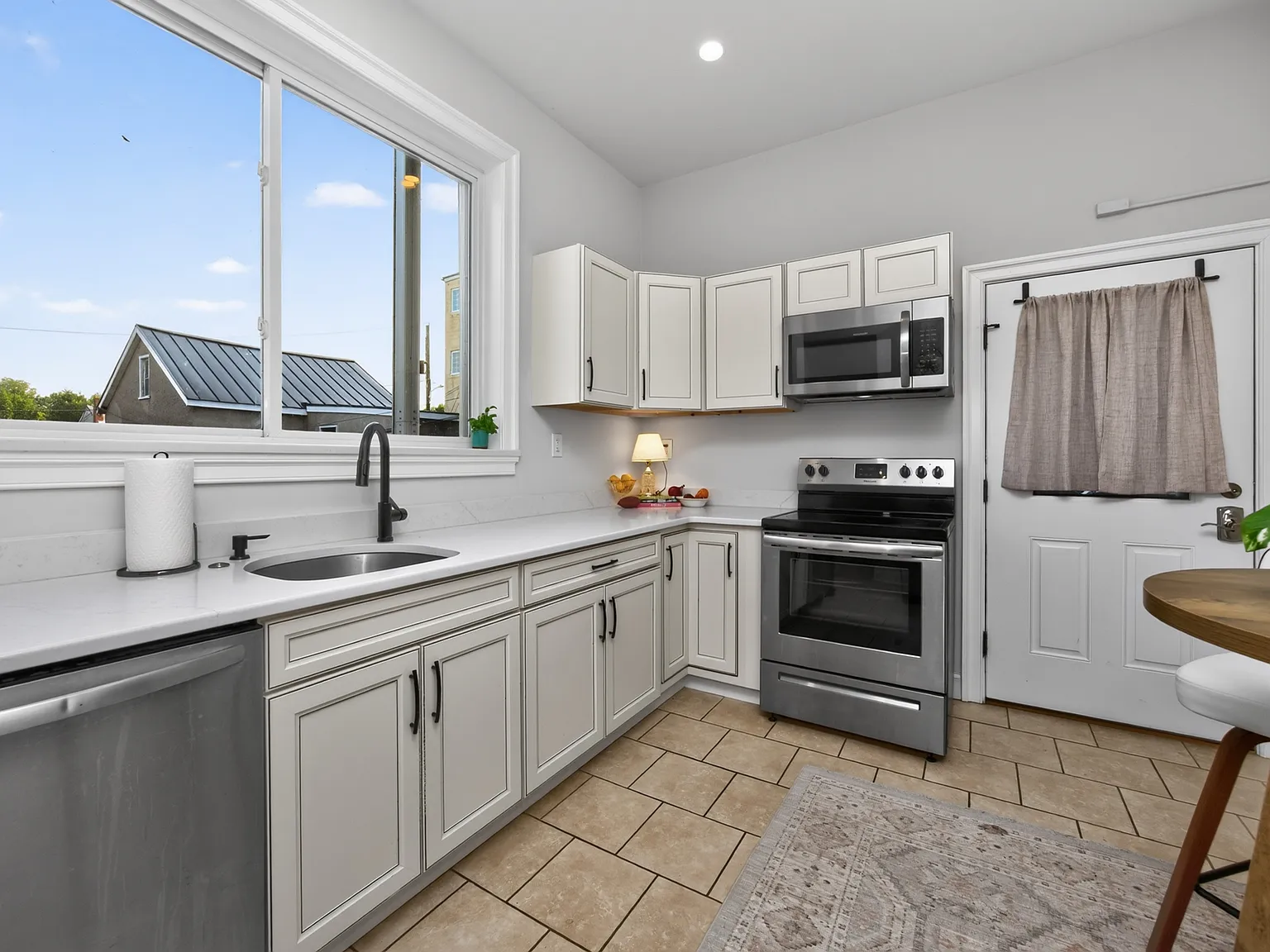 1 bed, 750 sqft, $1,750 — Photo 3
