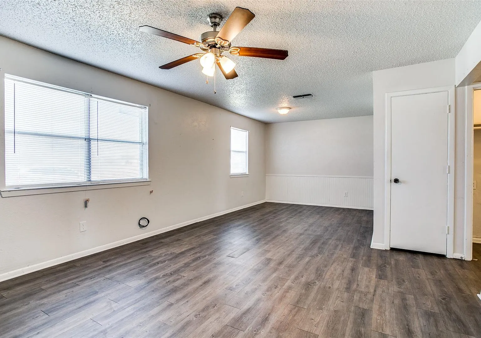 This charming 2-bedroom, 1-bathroom home in Crowley, TX, offers a perfect blend of comfort and co... — Photo 3