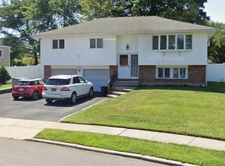 7 Motor Ln, Old Bethpage, NY 11804