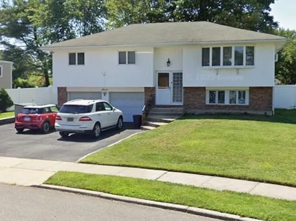 7 Motor Ln, Old Bethpage, NY 11804