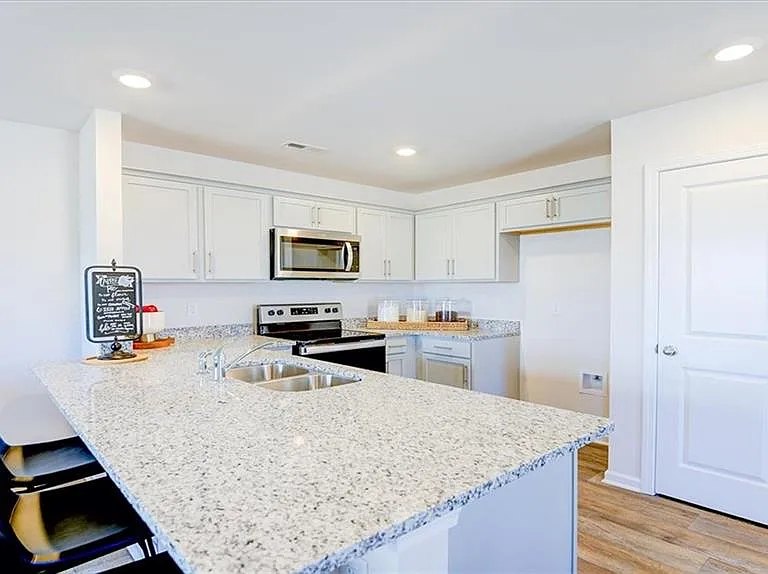 1408 Maltese Ln — Photo 7