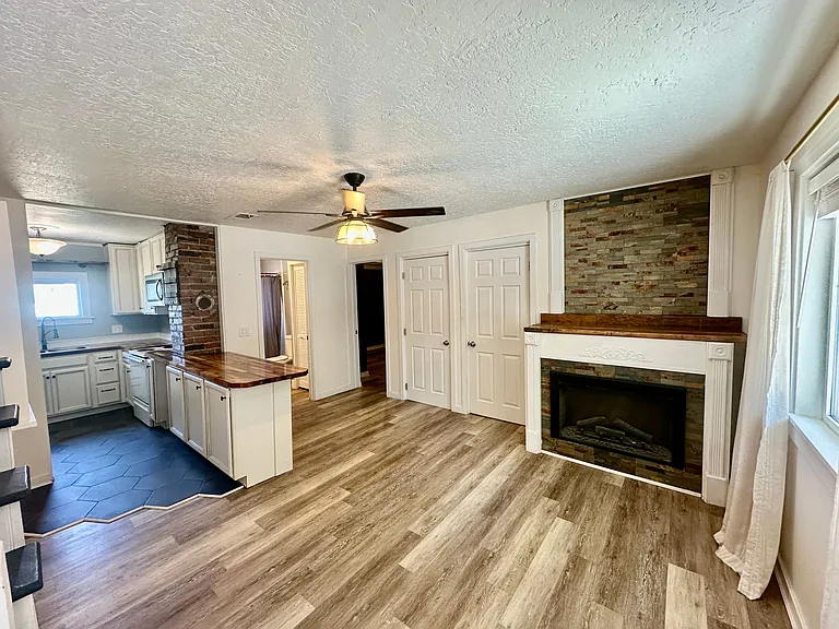 212 E Henley St — Photo 4