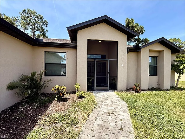 5560 Belrose St — Photo 2