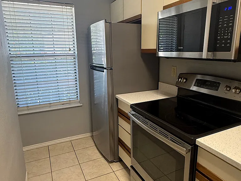 732 W Collins St — Photo 5