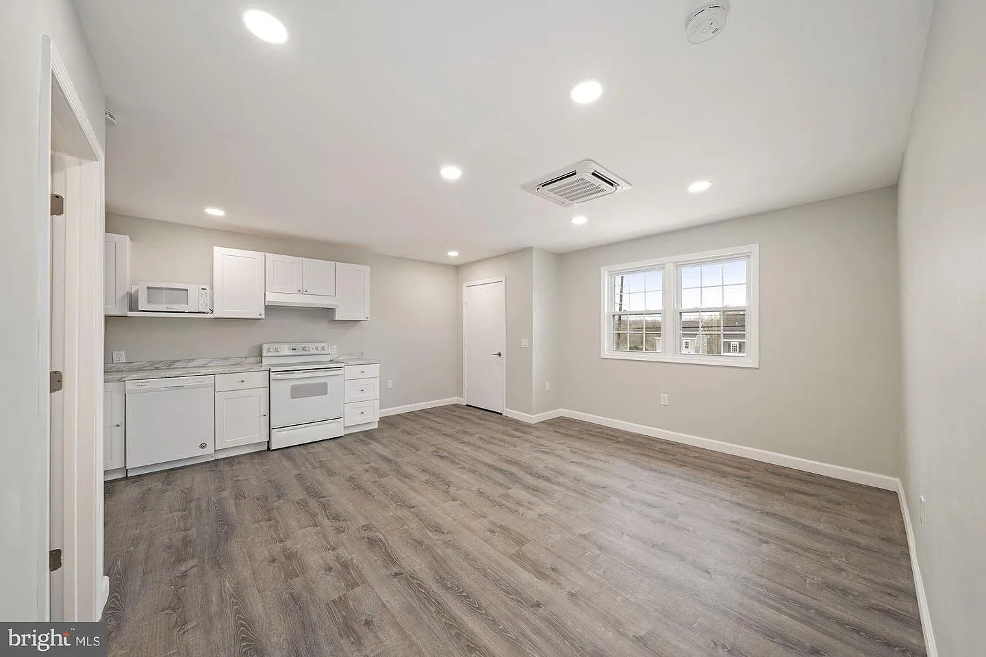 2 bed, 850 sqft, $1,950 — Photo 2