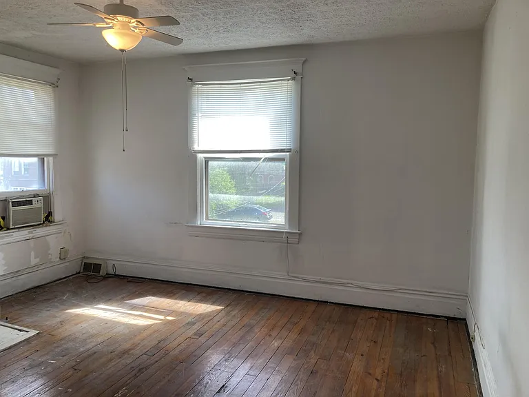 212 Grand St — Photo 21