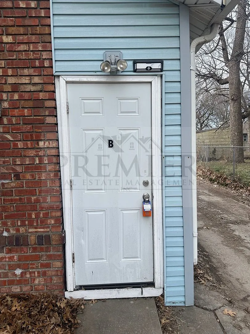 2 bed / 1 bath Duplex- 1124 S Ash #B Independence MO - rent $899 + $35 water fee — Photo 3