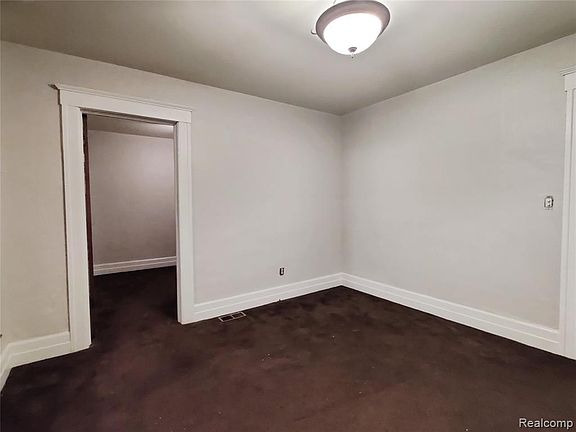 5th image of 209 Fair St