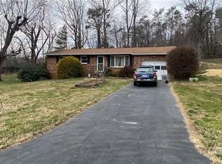 15 Sunset Dr, Swannanoa, NC 28778